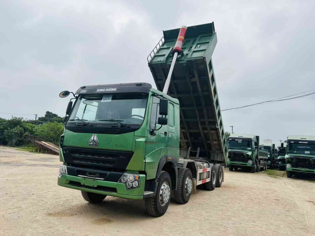 Xe Ben HOWO V7G 8×4 Thùng Vuông