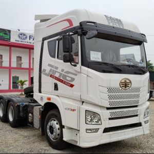 Xe đầu kéo Faw Trucks JH6 430HP cầu láp là sản phẩm xe đầu kéo mới nhất do Tập đoàn FAW Group Corporation sản xuất được nhập khẩu 100% về thị trường Việt Nam ưu điểm tiết kiệm nhiên liệu, động lực mạnh mẽ, đáp ứng tốt việc phục vụ chuyên kéo chở hàng hóa, kéo mooc, sơ mi rơ mooc, kéo container,… đặc biệt trên địa hình đường dài, tuyến đường Bắc – Nam,…Xe đầu kéo FAW JH6 được thiết kế hoàn toàn mới về thiết kế, trang bị và khả năng vận hành.