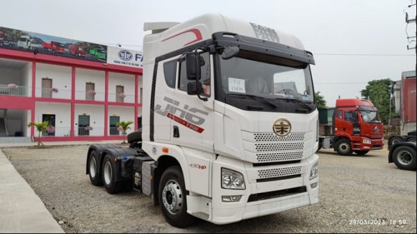 Xe đầu kéo Faw Trucks JH6 430HP cầu láp là sản phẩm xe đầu kéo mới nhất do Tập đoàn FAW Group Corporation sản xuất được nhập khẩu 100% về thị trường Việt Nam ưu điểm tiết kiệm nhiên liệu, động lực mạnh mẽ, đáp ứng tốt việc phục vụ chuyên kéo chở hàng hóa, kéo mooc, sơ mi rơ mooc, kéo container,… đặc biệt trên địa hình đường dài, tuyến đường Bắc – Nam,…Xe đầu kéo FAW JH6 được thiết kế hoàn toàn mới về thiết kế, trang bị và khả năng vận hành.