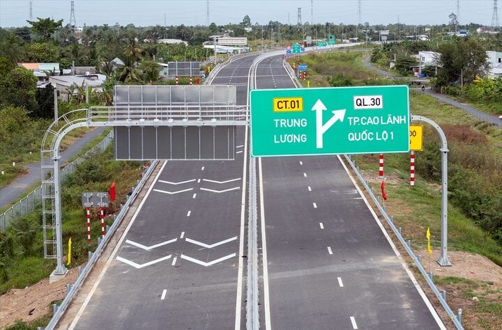 Dự án được phân kỳ đầu tư 4 làn xe, vận tốc thiết kế 80km/h; với tổng mức đầu tư hơn 4.800 tỷ đồng từ nguồn vốn ngân sách nhà nước do Ban Quản lý Dự án Mỹ Thuận làm chủ đầu tư. (Ảnh: Hoàng Anh)