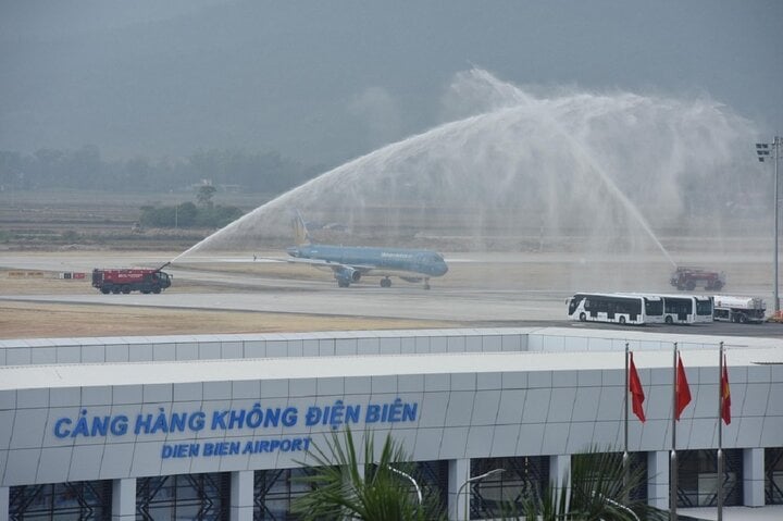 Dự án đầu tư xây dựng mở rộng Cảng hàng không Điện Biên là dự án nhóm B, công trình giao thông cấp I, với tổng mức đầu tư là hơn 1.470 tỷ đồng từ nguồn vốn của Tổng công ty Cảng hàng không Việt Nam. Công tác giải phóng mặt bằng với tổng mức đầu tư 1.555 tỷ đồng từ nguồn ngân sách của tỉnh Điện Biên. Dự án được khởi công ngày 22/01/2022 do Tổng công ty Cảng hàng không Việt Nam làm chủ đầu tư. Dự án đã hoàn thành vào cuối tháng 11/2023 và chính thức đưa vào khai thác trở lại vào ngày 02/12/2023. Đây là công trình chào mừng Kỷ niệm 70 năm Chiến thắng lịch sử Điện Biên Phủ.
