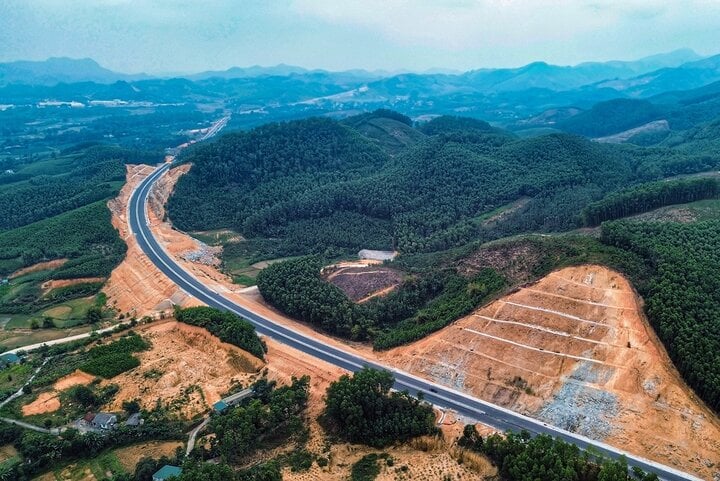 Dự án được khởi công vào ngày 1/2/2021. Việc hoàn thành dự án từng bước đáp ứng nhu cầu vận tải ngày càng tăng cao, giảm ùn tắc và tai nạn giao thông trên tuyến Quốc lộ 2; rút ngắn thời gian di chuyển, kết nối giữa tỉnh Tuyên Quang, Phú Thọ với Thủ đô và mạng lưới giao thông quốc gia, nâng cao hiệu quả khai thác của tuyến đường cao tốc Nội Bài - Lào Cai. (Ảnh: Vietnamnet)