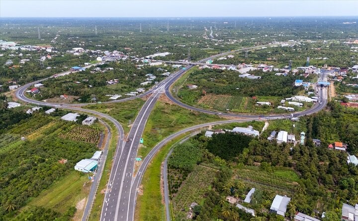Dự án đầu tư xây dựng đường cao tốc Mỹ Thuận - Cần Thơ là dự án thành phần thuộc tuyến cao tốc Bắc - Nam phía Đông được Thủ tướng phê duyệt chủ trương đầu tư tại Quyết định số 839/QĐ-TTg ngày 16/6/2020 và Bộ GTVT phê duyệt dự án tại Quyết định số 1170/QĐ-BGTVT ngày 17/6/2020, với quy mô giai đoạn hoàn chỉnh 6 làn xe, vận tốc thiết kế 100 km/h, chiều dài tuyến 23 km. (Ảnh: Hoàng Anh)