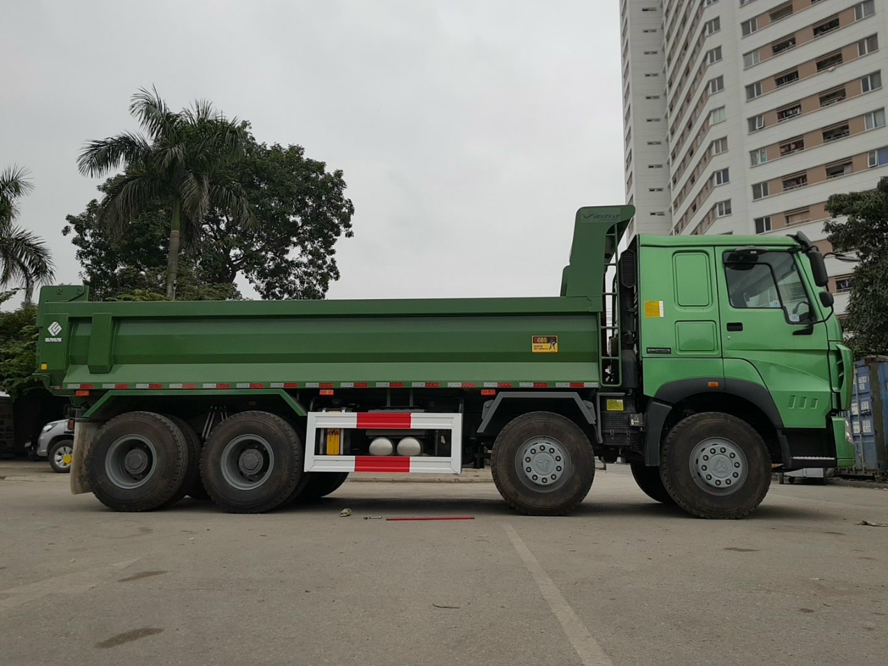 Howo 4 chân thùng vuông: Mẫu xe chất lượng với thiết kế hiện đại và tiện nghi